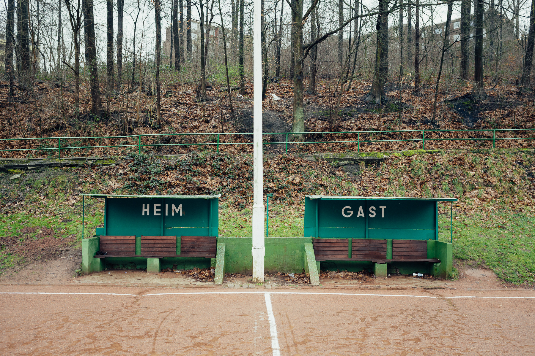 Ortsbeschreibung Ascheplatz des TC Freisenbruch Essen, fotografiert für 11 Freunde Fussball Magazin Portrait und Reportage Fotografie für Corporate und Editorial