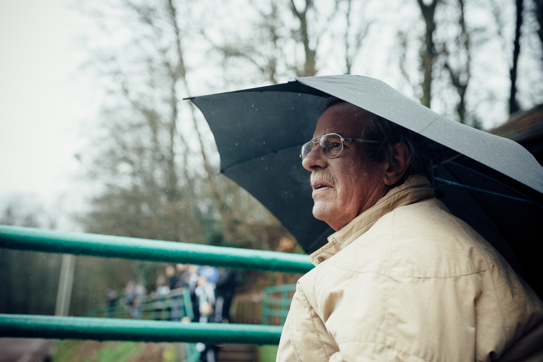 Zuschauer beim Kreisliga Spiel des TC Freisenbruch Essen, fotografiert für 11 Freunde Fussball Magazin Portrait und Reportage Fotografie für Corporate und Editorial