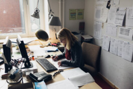 Corporate Reportage Buchprojekt Arbeitssituationen Mitarbeiterportraits Employer Branding People Impressionen authentisch natürlich Portrait und Reportage Fotografie für Corporate und Editorial