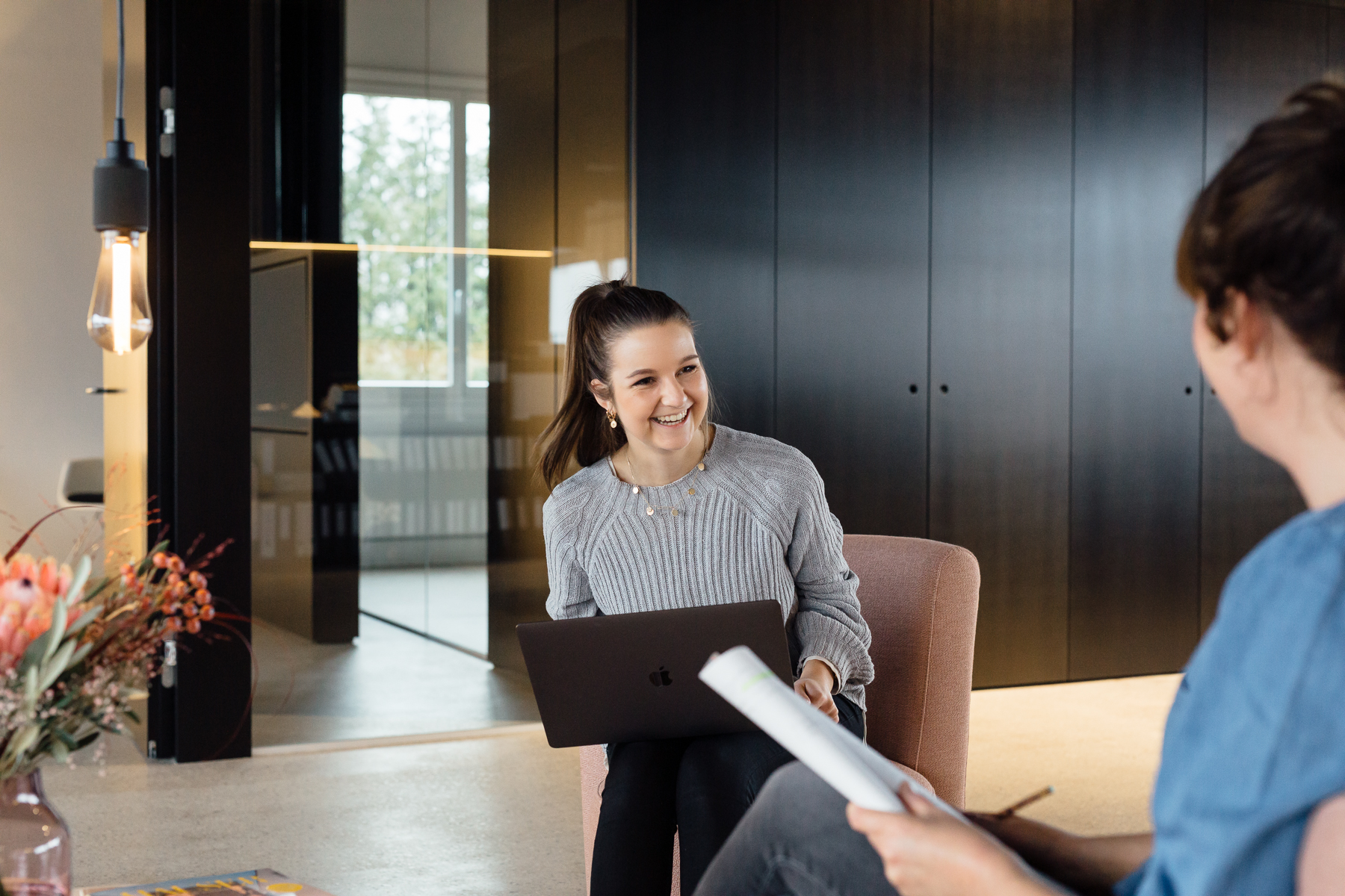 IP44.de Corporate Bildpool Business Arbeitssituationen Mitarbeiterportraits Impressionen Katalog authentisch natürlich Portrait und Reportage Fotografie für Corporate und Editorial