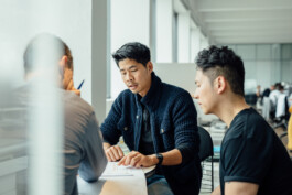 Ingenhoven Architects Corporate Bildpool Businessfotografie Unternehmensportrait Arbeitssituationen Mitarbeiterportraits Impressionen authentisch natürlich Portrait und Reportage Fotografie für Corporate und Editorial