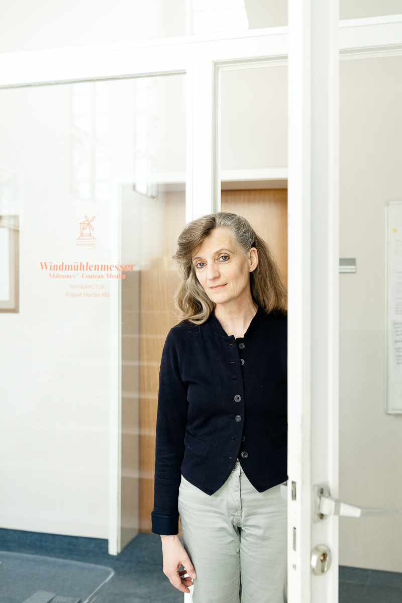 Portrait Giselheid Herder Geschäftsführerin Windmühlenmesser Manufaktur Robert Herder Solingen Editorial Portrait und Reportage Fotografie für Corporate und Editorial