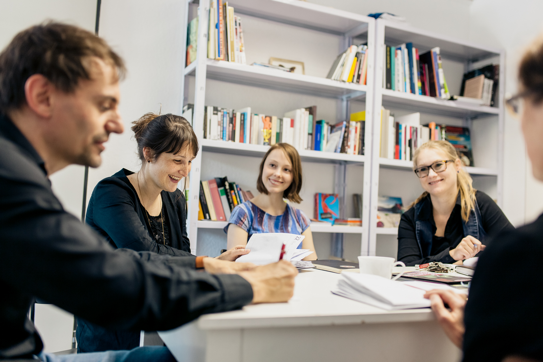 Corporate Reportage Buchprojekt Arbeitssituationen Mitarbeiterportraits Employer Branding People Impressionen authentisch natürlich Portrait und Reportage Fotografie für Corporate und Editorial