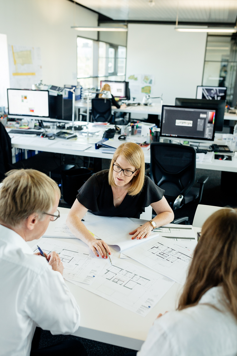 Corporate Bildpool Businessfotografie Unternehmensportrait Arbeitssituationen Mitarbeiterportraits Impressionen authentisch natürlich Portrait und Reportage Fotografie für Corporate und Editorial