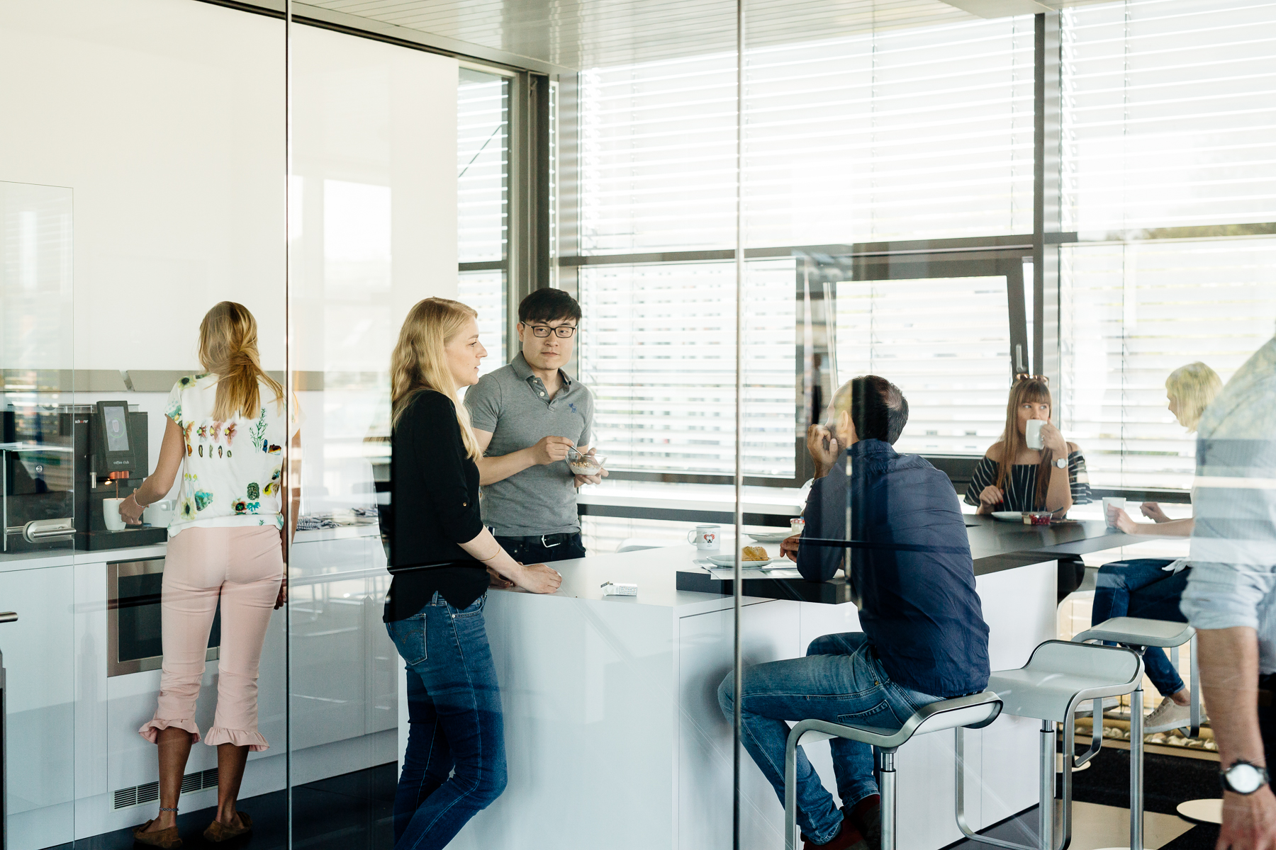 Corporate Bildpool Businessfotografie Unternehmensportrait Arbeitssituationen Mitarbeiterportraits Impressionen authentisch natürlich Portrait und Reportage Fotografie für Corporate und Editorial