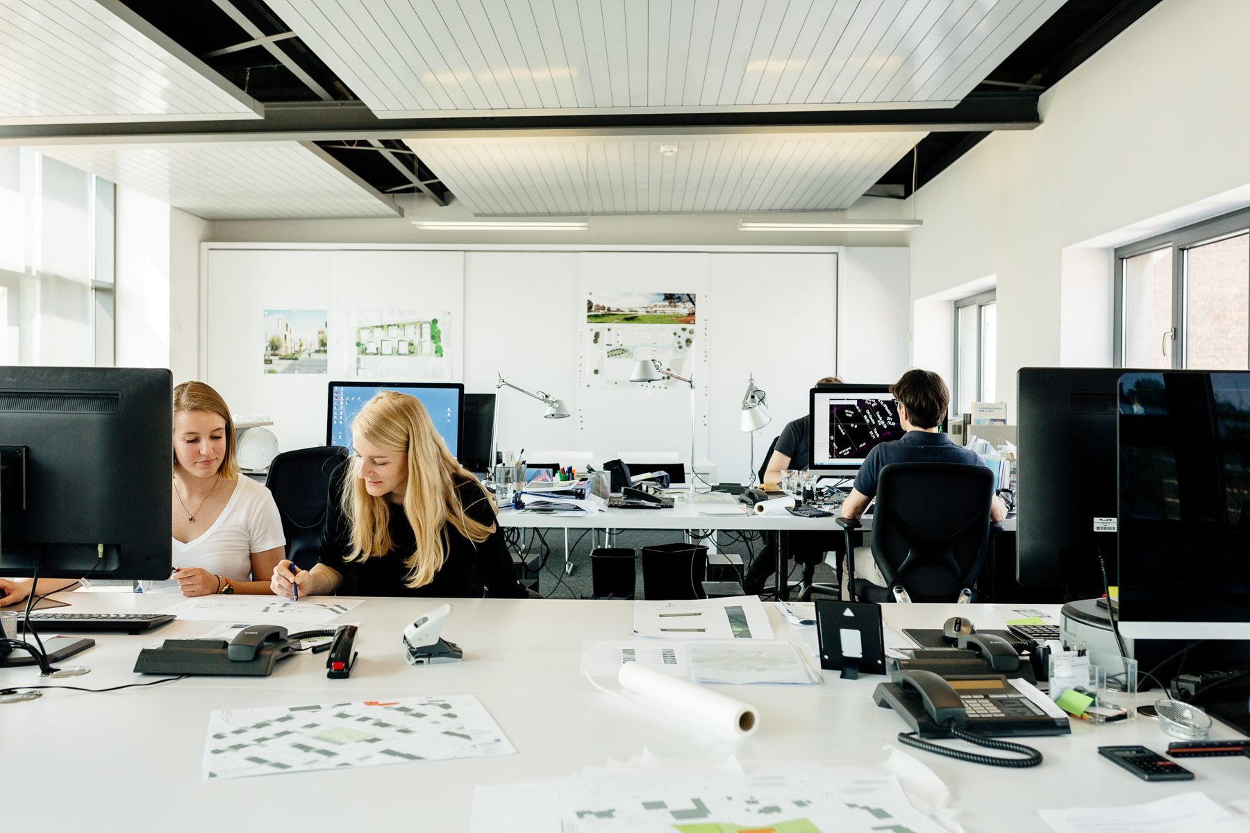 Corporate Bildpool Businessfotografie Unternehmensportrait Arbeitssituationen Mitarbeiterportraits Impressionen authentisch natürlich Portrait und Reportage Fotografie für Corporate und Editorial