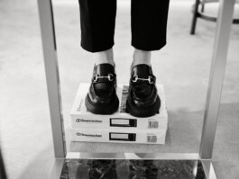 Eine Person steht auf zwei Packungen Druckerpapier vor einem Spiegel, trägt schwarze Slipper und eine dunkle Hose – ein Schnappschuss, der einem Fotografen in Düsseldorf, NRW, vielleicht Interesse wecken könnte. Portrait und Reportage Fotografie für Corporate und Editorial